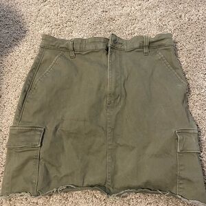 Hollister Ultra high rise cargo skirt size 7